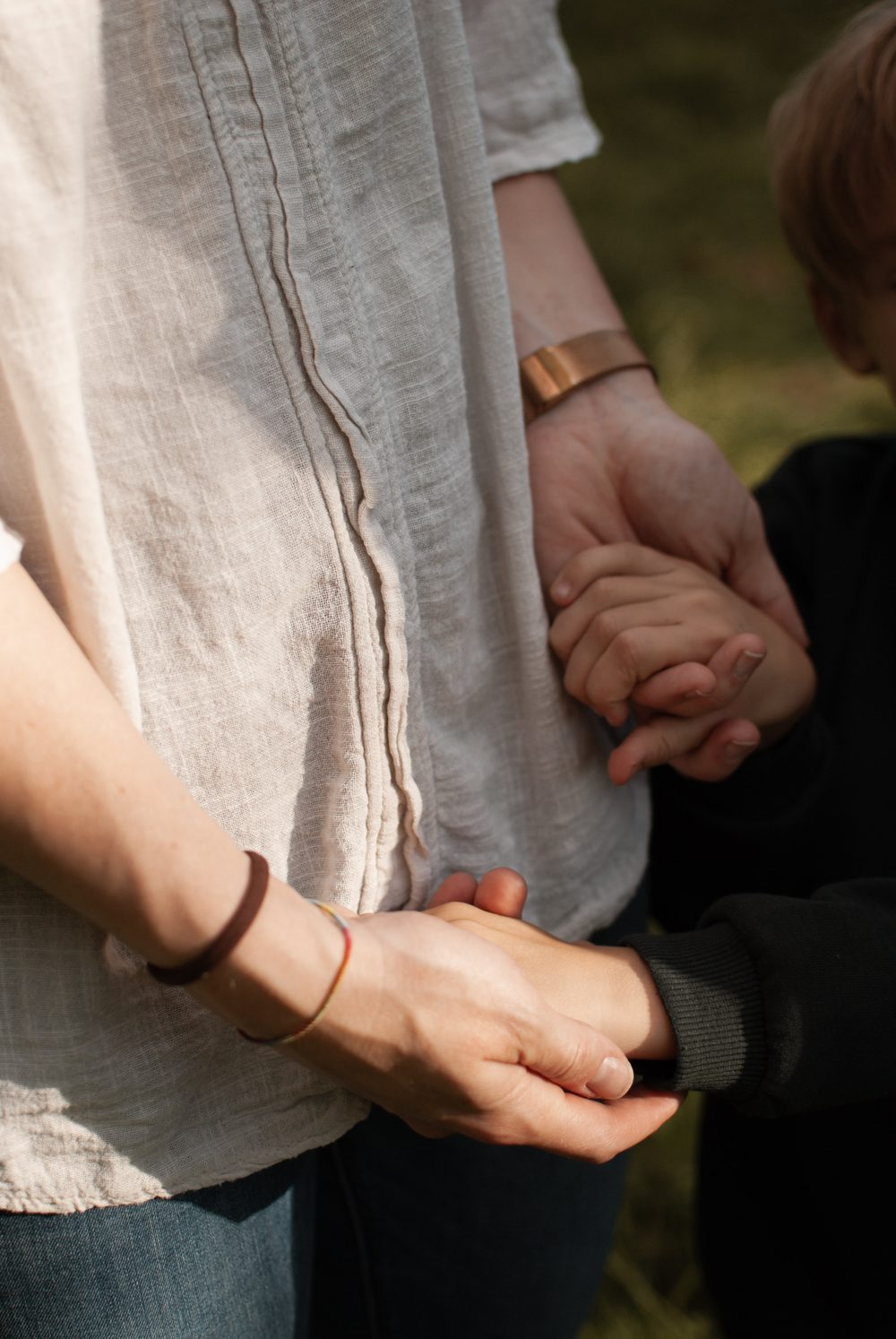 Detail: Die Hände der Mama halten die Hände ihres Sohnes